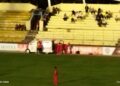 pemain Semen Padang FC dilarikan pakai ambulans (tangkapan video)