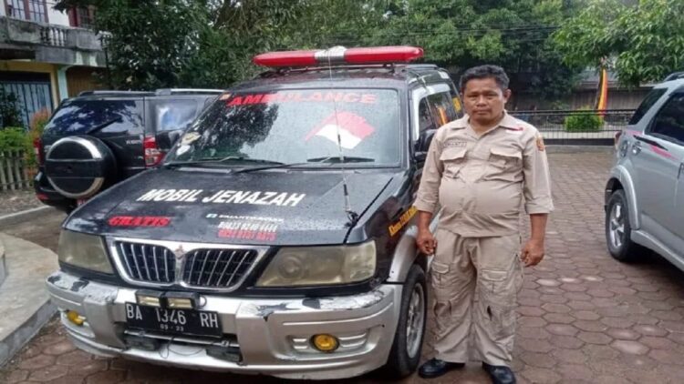 Keren! Warga Agam Ini Sediakan Mobil Jenazah Gratis 1 Pengelola Mobil Jenazah Amai Malah dan Husin Almarhum, Erianto bersama mobil jenazah gratis. (Antara/HO-Dok Erianto)