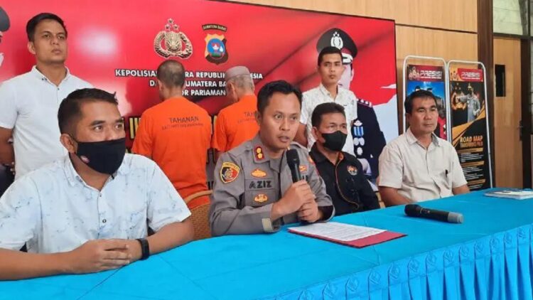 Polisi Ungkap Tersangka Lain di Dugaan Korupsi RSUD Pariaman 1 Kapolres Pariaman, AKBP Abdul Azis saat jumpa pers terkait perkembangan kasus dugaan korupsi pembangunan gedung bangsal penyakit dalam di RSUD Pariaman di Pariaman, Selasa. (ANTARA/Aadiaat M. S.)