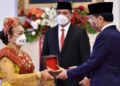 Presiden Jokowi Anugerahkan Tanda Kehormatan bagi 127 Tokoh 6 Presiden Jokowi menganugerahkan tanda kehormatan Republik Indonesia, di Istana Negara, Jakarta, Kamis (12/08/2022). (Foto: Humas Setkab/Jay)