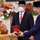 Presiden Jokowi menganugerahkan tanda kehormatan Republik Indonesia, di Istana Negara, Jakarta, Kamis (12/08/2022). (Foto: Humas Setkab/Jay)