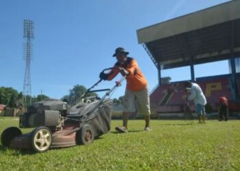 Perawatan Stadion GOR Haji Agus Salim (GHAS) yang menjadi markas Semen Padang FC. (dok. istimewa)
