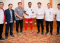 Deputi Bidang Protokol, Pers, dan Media, Setpres, menyerahkan bonus Presiden Jokowi kepada Timnas U-16, di Hotel Sultan, Jakarta, Kamis (18/08/2022)