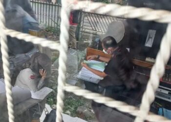 Tim Penyidik dari Kejaksaan Tinggi Sumatera Barat melakukan penggeledahan berkas berupa dokumen dan arsip penting lainnya yang berhubungan dengan proyek pembangunan RSUD Bukittinggi, penggeledahan dilakukan di Kantor Dinas Kesehatan Kota Bukittinggi, Kamis, terkait dugaan kasus korupsi pembangunan RSUD pada 2018. (ANTARA/Alfatah)