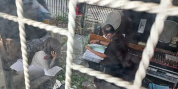 Tim Penyidik dari Kejaksaan Tinggi Sumatera Barat melakukan penggeledahan berkas berupa dokumen dan arsip penting lainnya yang berhubungan dengan proyek pembangunan RSUD Bukittinggi, penggeledahan dilakukan di Kantor Dinas Kesehatan Kota Bukittinggi, Kamis, terkait dugaan kasus korupsi pembangunan RSUD pada 2018. (ANTARA/Alfatah)