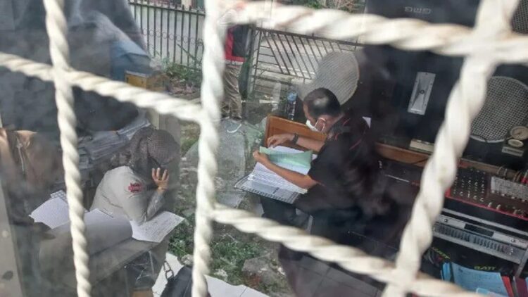 Tim Penyidik dari Kejaksaan Tinggi Sumatera Barat melakukan penggeledahan berkas berupa dokumen dan arsip penting lainnya yang berhubungan dengan proyek pembangunan RSUD Bukittinggi, penggeledahan dilakukan di Kantor Dinas Kesehatan Kota Bukittinggi, Kamis, terkait dugaan kasus korupsi pembangunan RSUD pada 2018. (ANTARA/Alfatah)