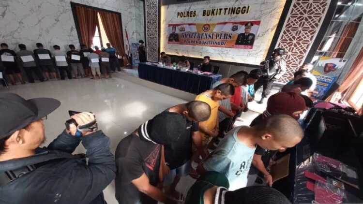 Polres Bukittinggi Ringkus Pria 81 Tahun karena Main Judi Kartu Remi 1 Polres Bukittinggi berhasil menangkap sebanyak 23 orang yang terlibat kasus perjudian di beberapa lokasi di Kota Bukittinggi dan Kabupaten Agam selama Agustus. (Antara/Alfatah)
