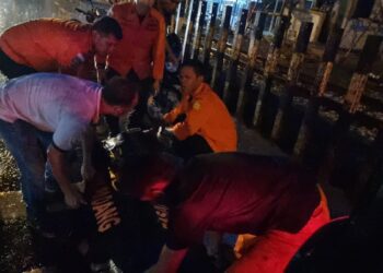 Petugas penjaga perlintasan KA di Padang meninggal dan dievakuasi tim SAR.