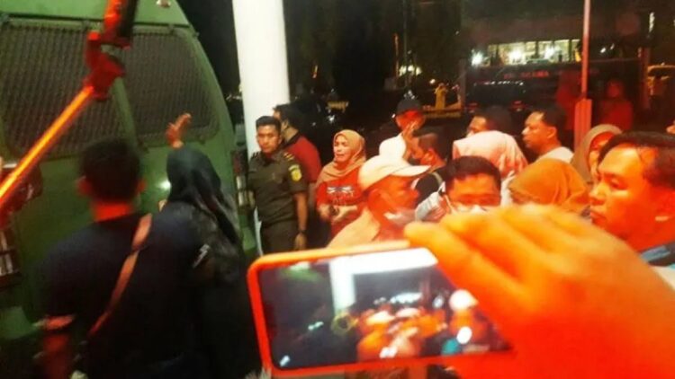 ​​​​​​​Salah seorang tahanan dugaan kasus korupsi RSUD Pasaman Barat inisial HW dibantarkan atau mengalami sakit dan memperoleh perawatan di rumah sakit. (ANTARA/Altas Maulana)