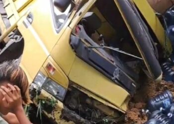 truk galon rebah kuda di sitinjau lauik