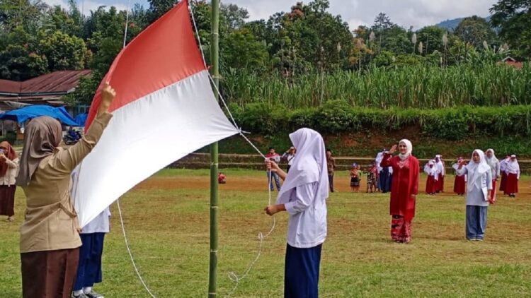 Meriahkan HUT RI ke-77, Ibu-ibu di Tanah Datar Antusias Ikuti Upacara Bendera 1 Upacara bendera peringatan HUT RI ke-77 di Lintau.