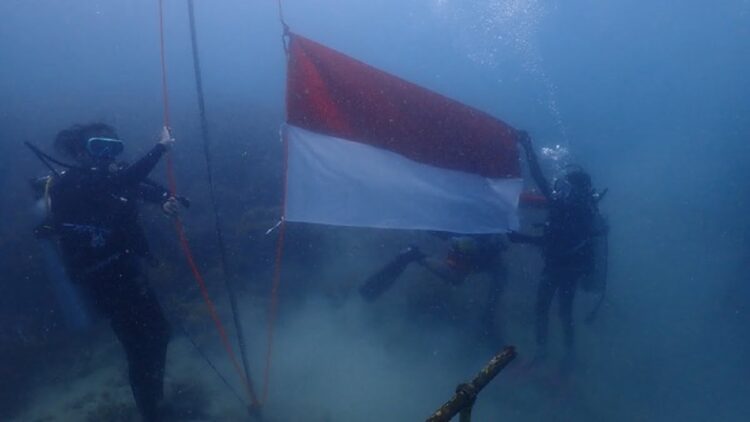 Peringati HUT RI, Lanal Banten Kibarkan Merah Putih di Bawah Laut Selat Sunda 1 Pengibaran bendera di bawah laut (Foto: dok. Istimewa)