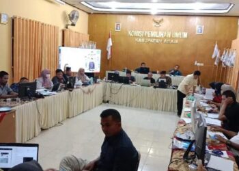 Tim dari KPU Agam melakukan verifikasi adminitrasi keanggotaan partai politik. Dok Antara/Yusrizal