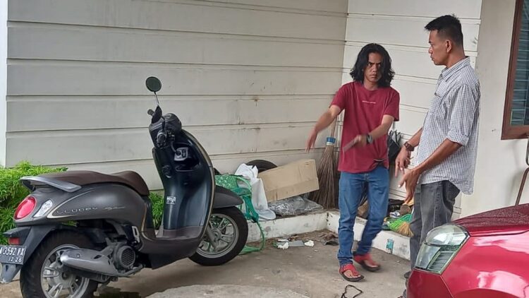 Dua Motor Wartawan di Padang Digondol Maling 1 wartawan korban curanmor memberi keterangan kepada polisi
