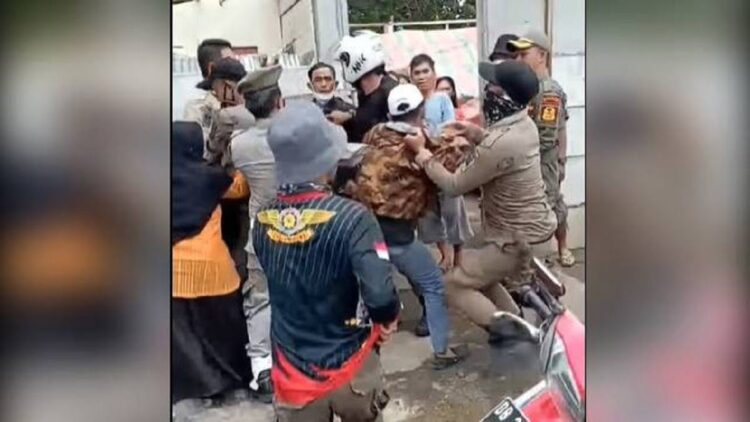 Aksi kekerasan yang diduga dilakukan Satpol PP Kota Manado kepada seorang anak sekolah terekam video warga. (IST)