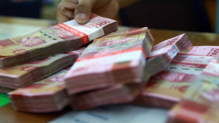 Volatilitas Nilai Tukar Rupiah. Tumpukan uang rupiah di sebuah tempat penukarang uang di Jakarta, Senin (22/2/2021). Pada awal 2021, nilai tukar rupiah terus menunjukkan tren positif disebabkan aliran masuk investasi asing langsung (FDI). BI juga terus melanjutkan kebijakan menjaga volatilitas nilai tukar rupiah yang aman. BeritaSatu Photo/Mohammad Defrizal