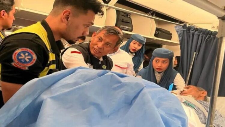 Seorang haji Indonesia yang dipulangkan ke Tanah Air setelah menjalani perawatan di Rumah Sakit Arab Saudi. (ANTARA/HO-Kemenag)