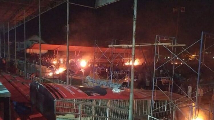 Kondisi stadion H Dimurthala Lampineung Banda Aceh saat dibakar massa setelah laga Persiraja Banda Aceh vs PSMS Medan batal karena lampu stadion mati, di Banda Aceh, Senin malam (5/9/2022) (ANTARA/Rahmat Fajri)