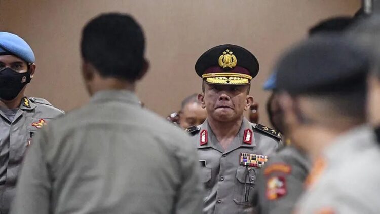 Surat Sudah Ditandatangani Presiden, Ferdy Sambo Sah Dipecat 1 Arsip foto - Mantan Kadiv Propam Polri Irjen Ferdy Sambo (kanan) bersiap keluar ruangan usai mengikuti sidang Komisi Kode Etik Polri di Gedung Transnational Crime Center (TNCC) Divisi Propam Mabes Polri, Jakarta, Jumat (26/8/2022). (ANTARA FOTO/M Risyal Hidayat/foc/aa)