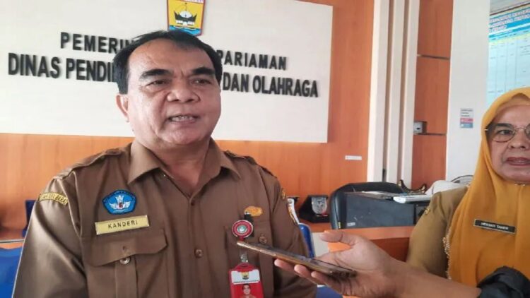 Kepala Dinas Pendidikan Pemuda dan Olahraga Pariaman, Sumbar Kanderi. ANTARA/Aadiaat M. S.