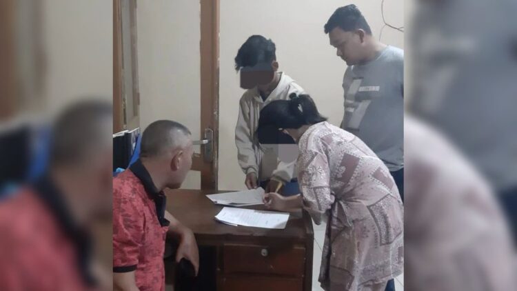 Sepasang remaja yang diamakan karena diduga berbuat mesum. (IST)