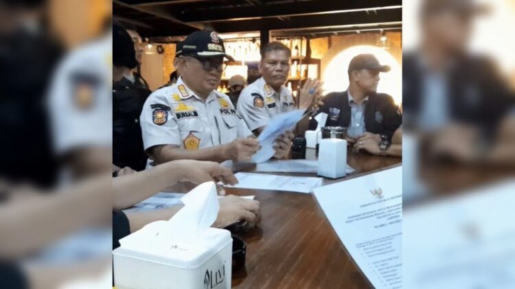 Kasatpol PP Mursalim bersama tim gabungan memeriksa kelengkapan perizinan dari sejumlah tempat usaha di Kota Padang. (IST)
