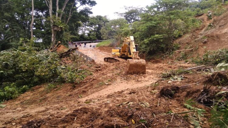 Proses evakuasi material longsor di Sungai Pisang menggunakan alat berat. (IST)
