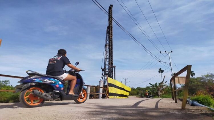 Antisipasi Banjir, Pemko Padang Bangun Jembatan Sungai Aie Sirah 1 Warga melintas di atas Jembatan Sungai Aie Sirah. (IST)