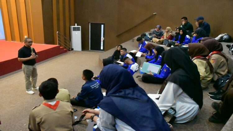 Wartawan senior Yusrizal KW memberikan materi tentang menulis kepada wali kota cilik. (IST)