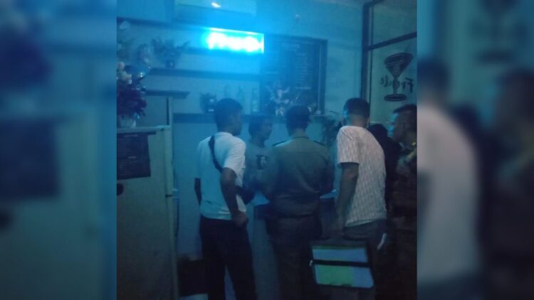 Satpol PP Padang melakukan pemeriksaan terhadap tempat karaoke di Padang. (IST)