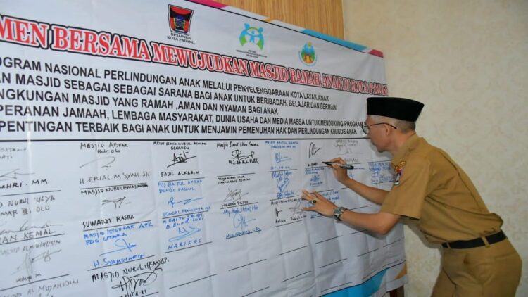Penandatanganan komitmen bersama menuju masjid ramah anak di Kota Padang. (IST)