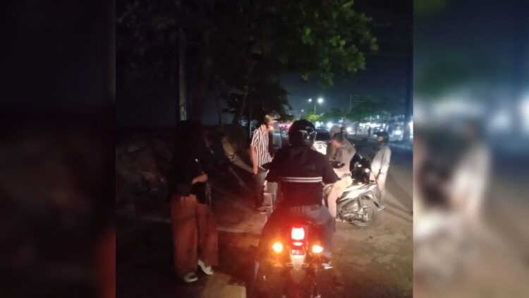 Satpol PP merazia pasangan muda-mudi yang berada di batu grib, Pantai Padang. (IST)