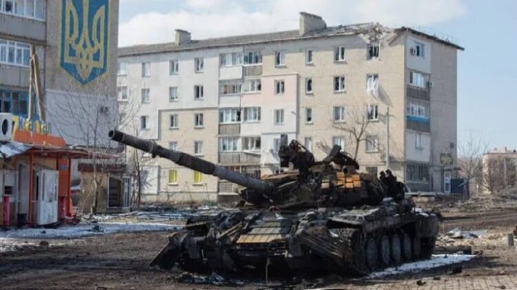 Markas Militer di Kharkiv Dibombardir Rusia, Ratusan Tentara Ukraina Tewas 1 Tank militer Ukraina hancur akibat serangan udara Rusia. (Photo: ecfr.eu)