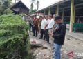 Anggota Komisi VIII DPR RI bersama Pemerintah Nagari Tandikek, Kecamatan Patamuan, Kabupaten Padang Pariaman, Sumbar meninjau lokasi abrasi di pasar di daerah itu. ANTARA/Aadiaat M. S.
