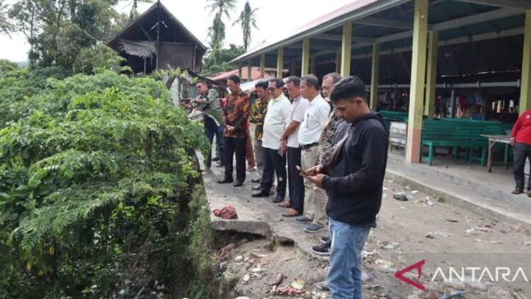 Abrasi Sungai Ancam Pasar Nagari di Padang Pariaman 1 Anggota Komisi VIII DPR RI bersama Pemerintah Nagari Tandikek, Kecamatan Patamuan, Kabupaten Padang Pariaman, Sumbar meninjau lokasi abrasi di pasar di daerah itu. ANTARA/Aadiaat M. S.
