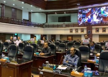 Anggota Fraksi PKS DPRD Sumbar menyampaikan penolakan kenaikan BBM Bersubsidi dalam rapat paripurna DPRD Sumbar, Jumat (9/9/2022). (Antara)