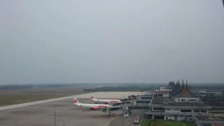 BIM Buka kembali Layanan Terbang Padang-Kuala Lumpur Mulai 1 Oktober 1 Dua pesawat parkir di apron Bandara Minangkabau di Padang Pariaman. (Antara/Ikhwan Wahyudi)