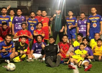 Braditi Moulevey bersama para pemain dari Minang Squad FC