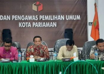 Ketua Bawaslu Kota Pariaman, Sumbar Riswan (dua kiri). (ANTARA)
