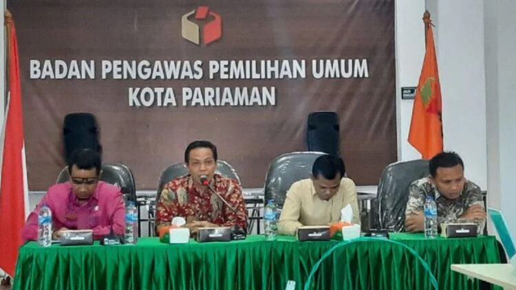 Ketua Bawaslu Kota Pariaman, Sumbar Riswan (dua kiri). (ANTARA)