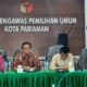 Ketua Bawaslu Kota Pariaman, Sumbar Riswan (dua kiri). (ANTARA)