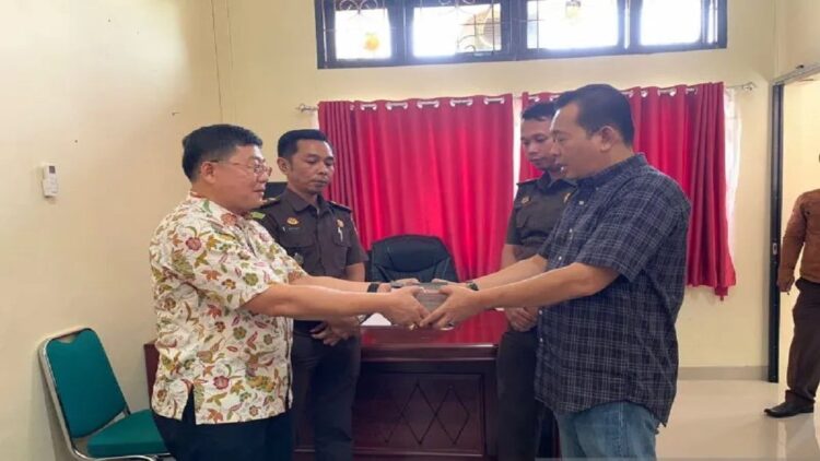 Tersangka Korupsi RSUD Pasbar Kembalikan Uang Suap Rp100 Juta ke Kejaksaan 1 Kepala Seksi Pidana Khusus Kejaksaan Negeri Pasaman Barat Andi Suryadi saat menerima pengembalian uang hasil suap gratifikasi dari perkara Tipikor pembangunan RSUD tahun anggaran 2018-2020 senilai Rp100 juta dari salah seorang tersangka melalui kuasa hukumnya, Kamis.( Antara/Altas Maulana).