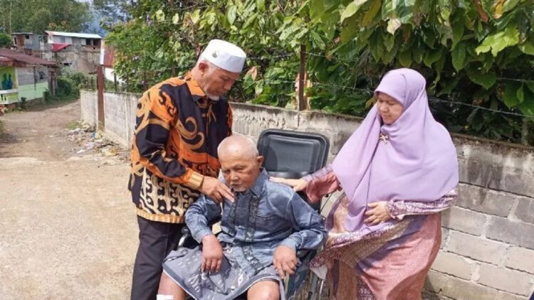 Gubernur Sumbar Mahyeldi dan istri saat merawat sang ayah di Tilatang Kamang. (ANTARA/Pemprov Sumbar)