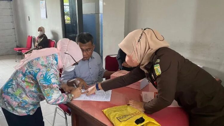 Pelaksanaan tahap II terhadap tersangka kasus dugaan korupsi pada proyek pekerjaan konstruksi penataan bangunan kawasan strategis Masjid Raya Sumatera Barat (Sumbar), Senin (5/9). ANTARA/FathulAbdi