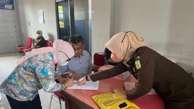 Pelaksanaan tahap II terhadap tersangka kasus dugaan korupsi pada proyek pekerjaan konstruksi penataan bangunan kawasan strategis Masjid Raya Sumatera Barat (Sumbar), Senin (5/9/2022). ANTARA/FathulAbdi