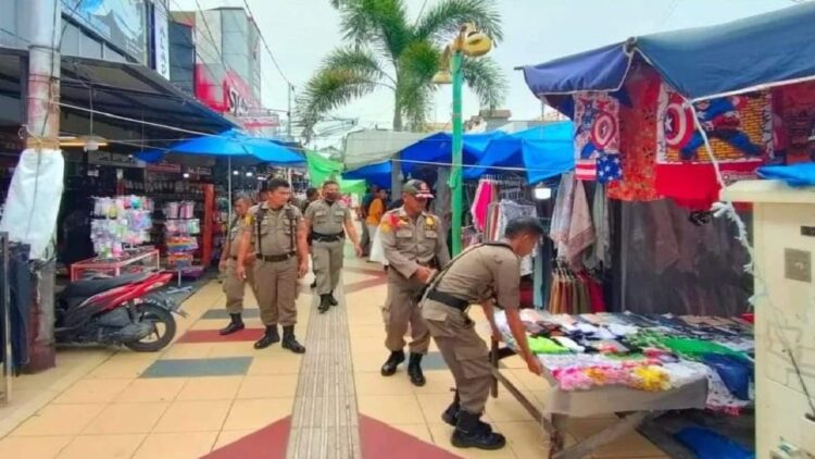 PKL di kawasan Perminta diperingatkan untuk tidak menggunakan trotoar untuk berdagang. (IST)