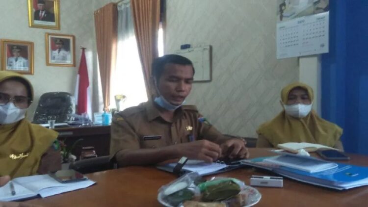 Kepala Dinas Sosial Kabupaten Pesisir Selatan Wendra Rovikto (tengah) didampingi Kepala Bidang Jaminan dan Perlindungan Sosial Eleren (kiri)