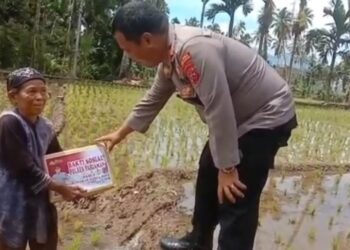 Polres Pariaman Bagikan Bansos ke Petani di Padangpariaman