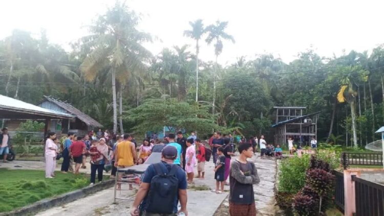 Puskesmas dan Sekolah Rusak Ringan, Ratusan Warga Mengungsi Pascagempa Mentawai 1 Warga keluar rumah untuk menghindari reruntuhan akibat gempa berkekuatan magnitudo (M) 6,2 terjadi di wilayah Kabupaten Kepulauan Mentawai, Sumatera Barat, Minggu (11/9/2022) (ANTARA/HO-BNPB)