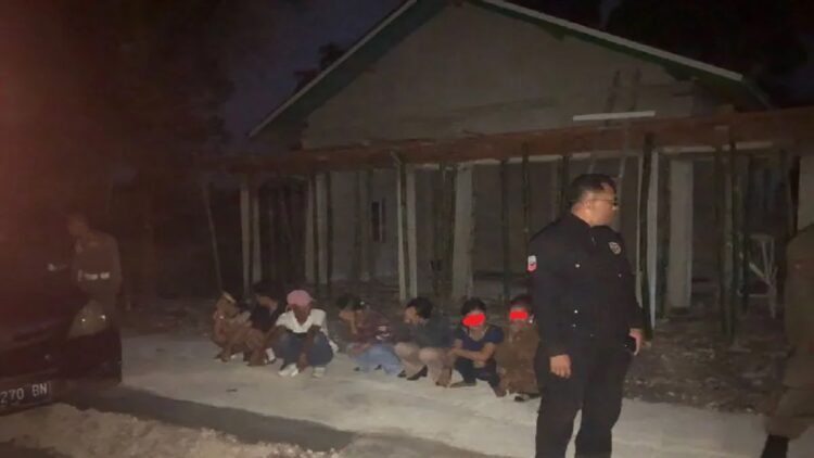 Kepala Bidang Ketertiban Umum dan Ketentraman Masyarakat Satpol PP Damkar Agam, Yul Akmar sedang melakukan pembinaan ke 21 orang yang diamankan. Dok Satpol PP Agam